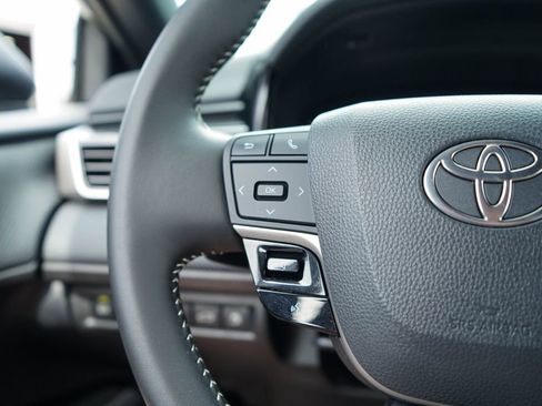 Used 2025 Toyota Camry SE w/ Convenience Package image 25