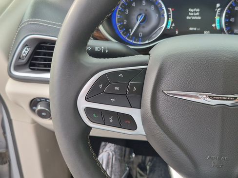 Used 2024 Chrysler Pacifica Limited FWD image 21