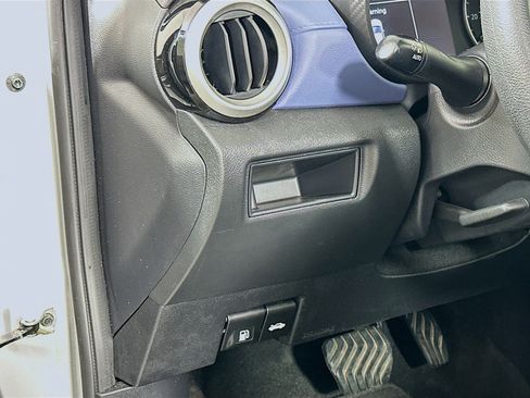 Used 2023 Nissan Versa SV image 17