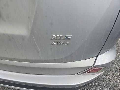 Used 2018 Toyota RAV4 XLE AWD/4WD image 13