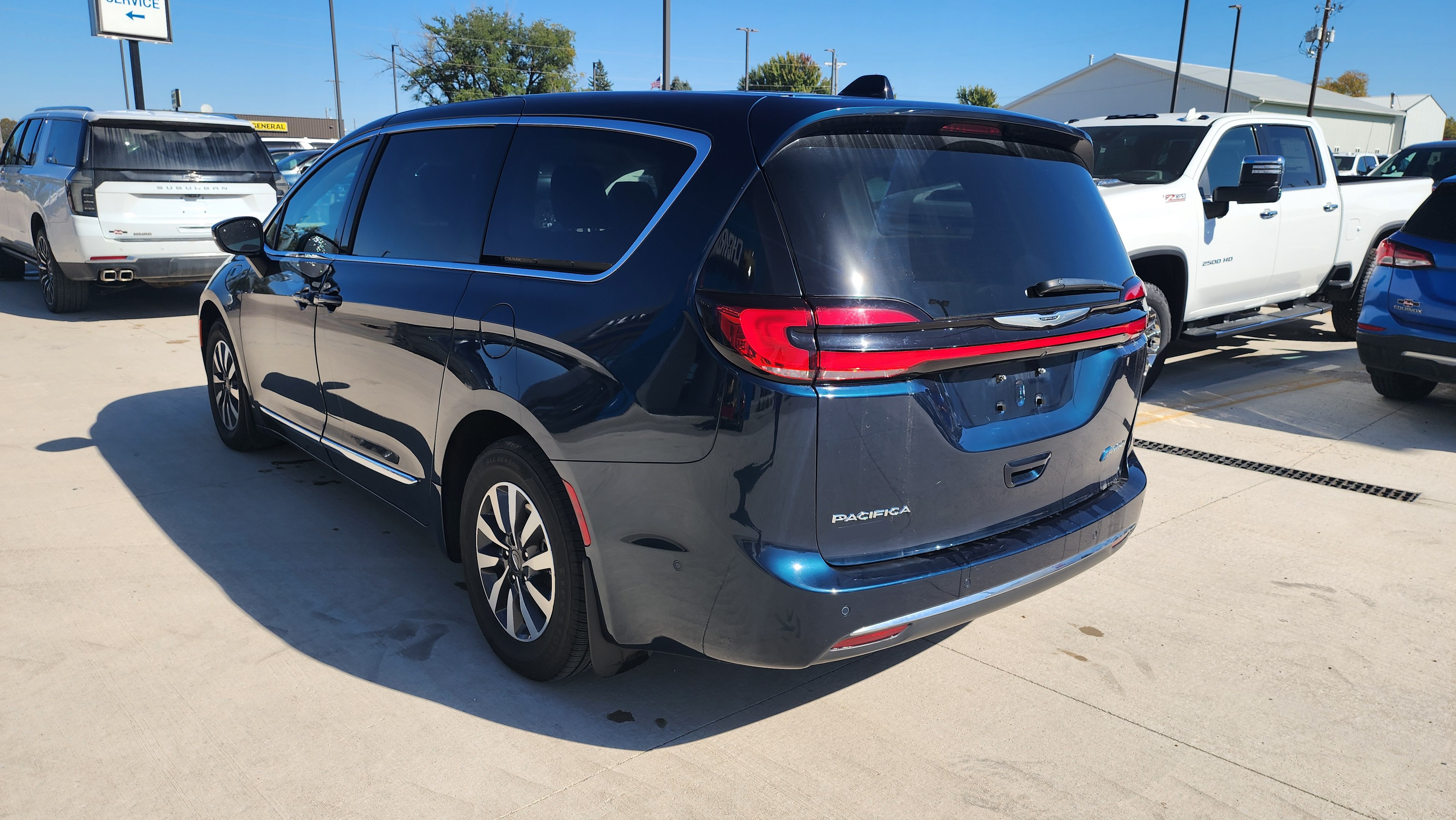 Used 2023 Chrysler Pacifica Touring-L FWD image 7