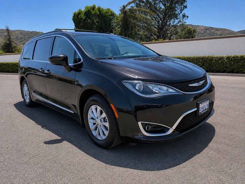 Used 2017 Chrysler Pacifica Touring-L FWD image 1