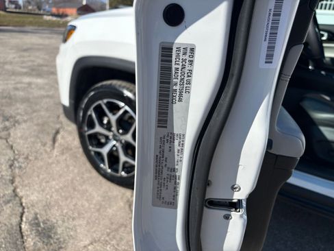 Used 2025 Jeep Compass Limited image 28