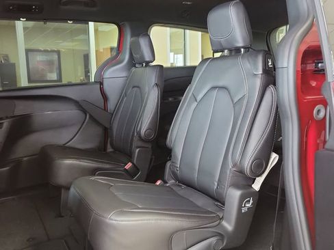 New 2026 Chrysler Pacifica Select image 15
