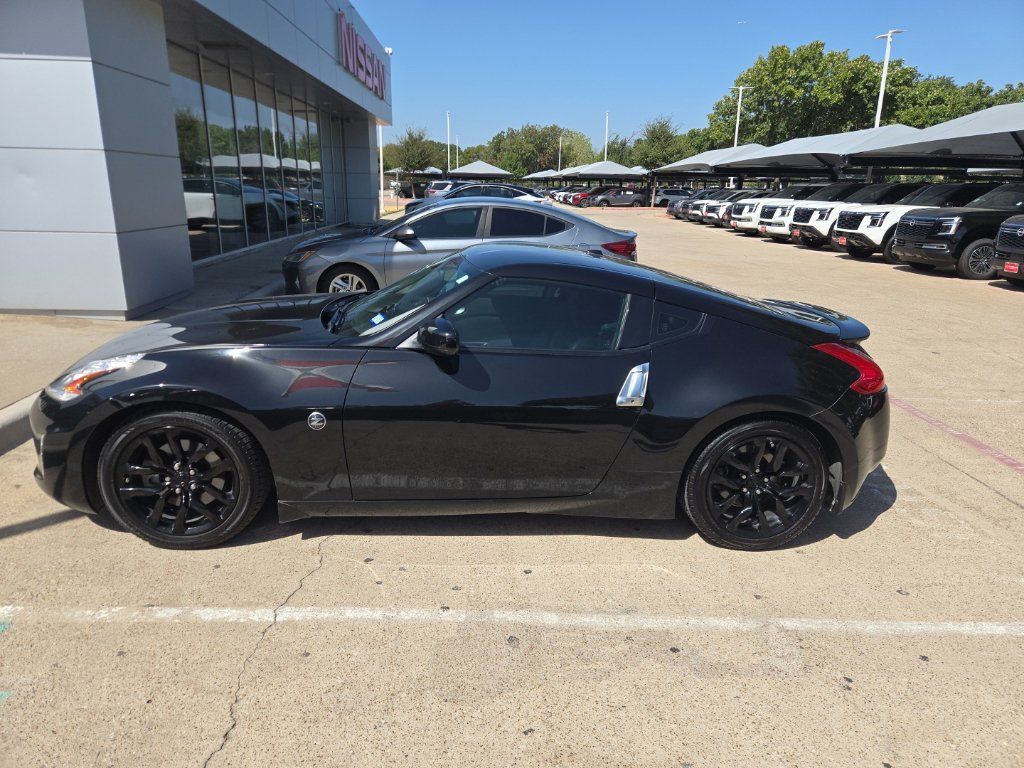 Used 2015 Nissan 370Z Touring RWD image 5