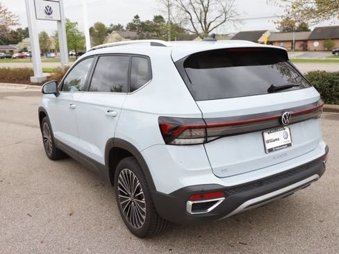 Used 2025 Volkswagen Taos SE FWD image 6