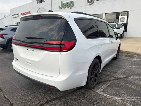 Used 2024 Chrysler Pacifica Touring-L w/ S Appearance Package FWD image 7