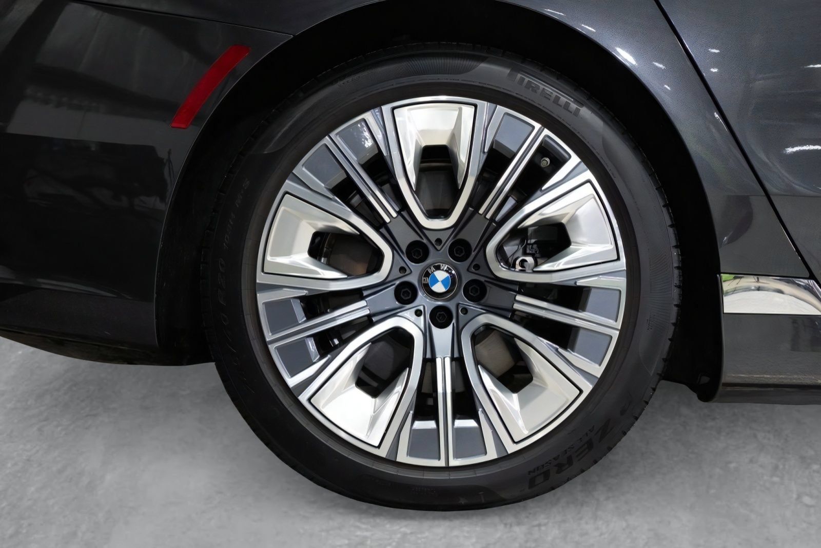 Used 2025 BMW i7 xDrive60 AWD/4WD image 22