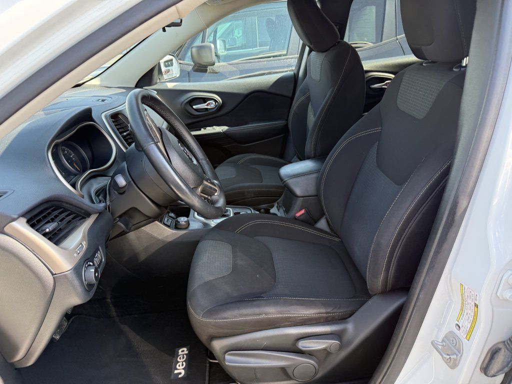 Used 2016 Jeep Cherokee Latitude AWD/4WD image 11