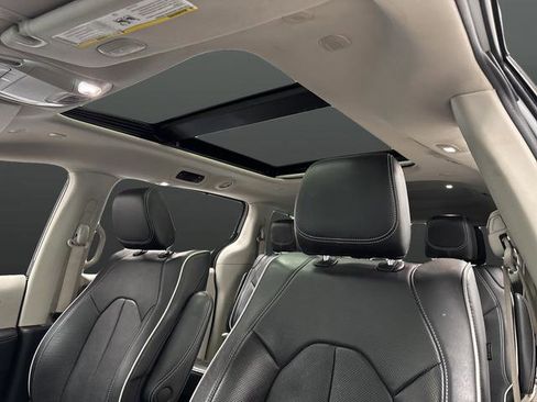 Used 2023 Chrysler Pacifica Limited w/ Uconnect Theater Family Group image 7