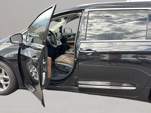 Used 2018 Chrysler Pacifica Limited image 11