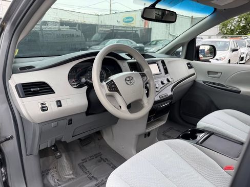 Used 2011 Toyota Sienna LE w/ Towing Pkg AWD/4WD image 18