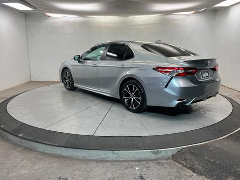 Used 2020 Toyota Camry SE image 3