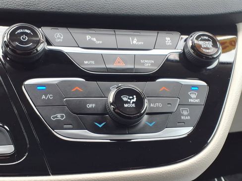 Used 2023 Chrysler Pacifica Touring-L image 24