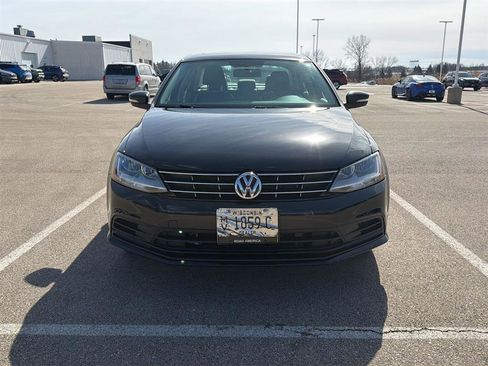 Used 2018 Volkswagen Jetta SE image 2