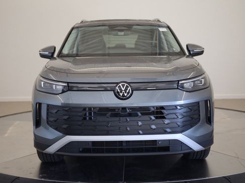 New 2025 Volkswagen Tiguan SE image 8