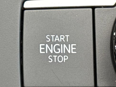 Certified 2025 Volkswagen Tiguan SE AWD/4WD image 36