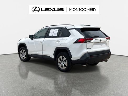 Used 2021 Toyota RAV4 LE FWD image 5