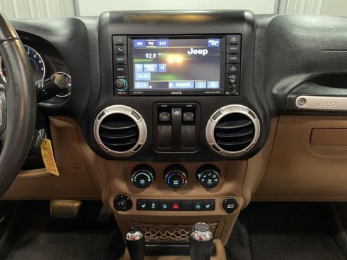 Used 2017 Jeep Wrangler Sahara w/ Connectivity Group image 34