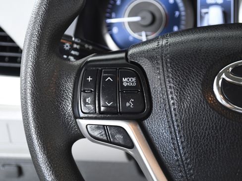 Used 2020 Toyota Sienna L image 11