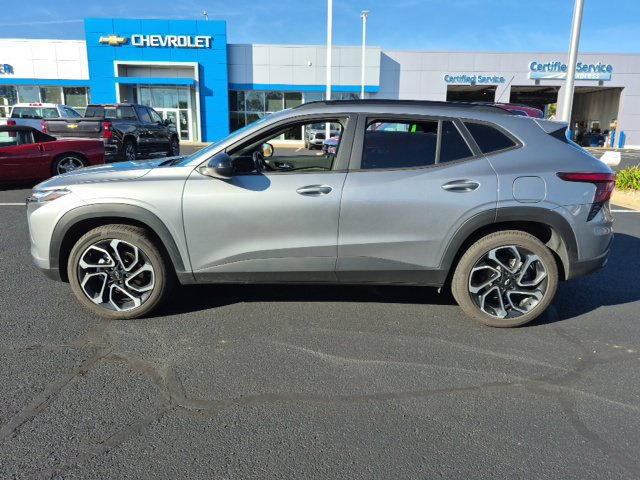 Used 2025 Chevrolet Trax RS w/ Sunroof Package FWD image 9