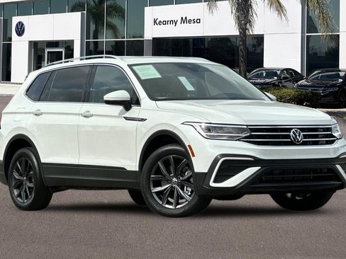 Used 2023 Volkswagen Tiguan SE FWD image 2