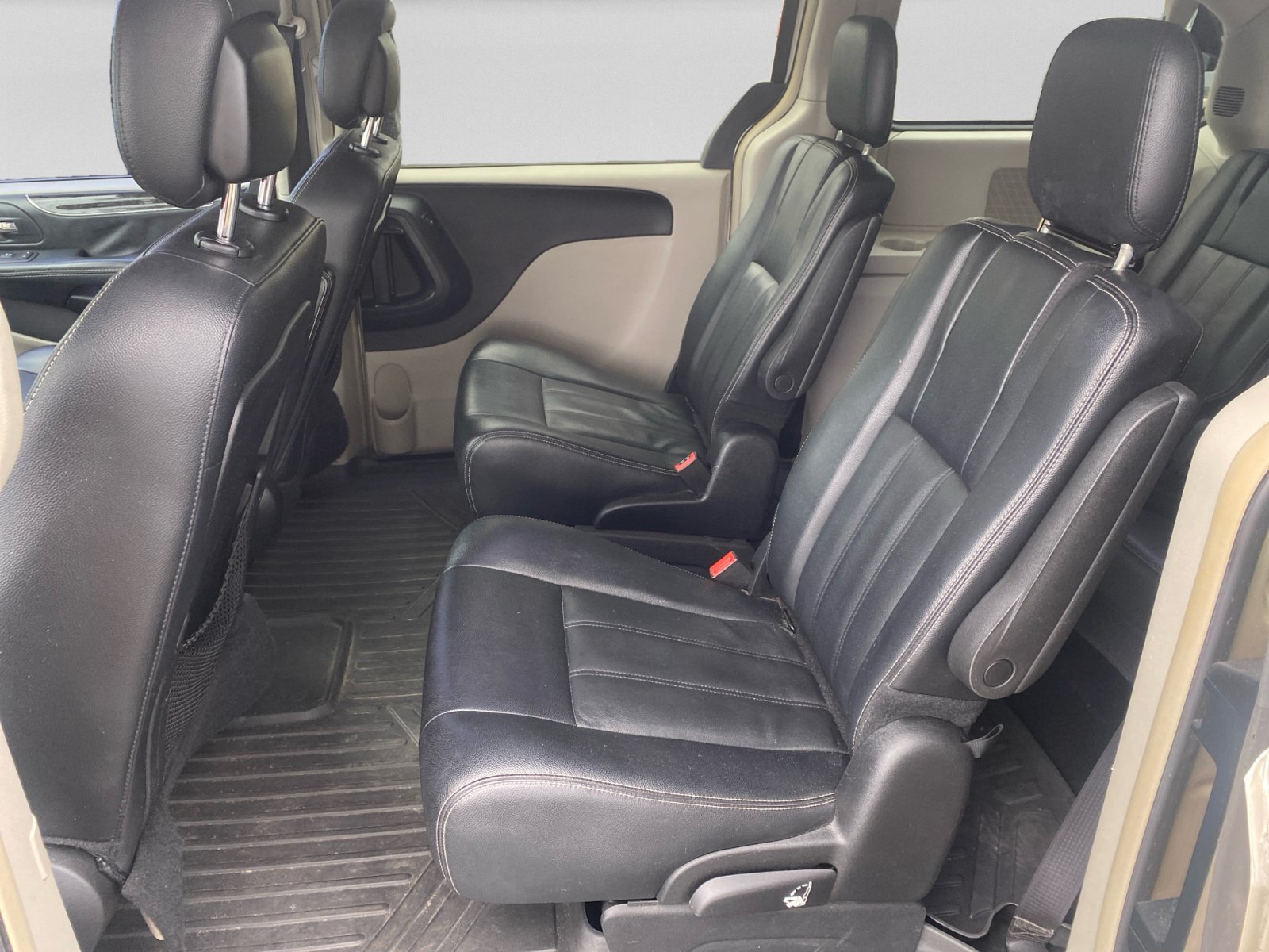 Used 2016 Chrysler Town & Country Touring FWD image 22