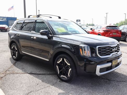 Used 2025 Kia Telluride S AWD/4WD image 3