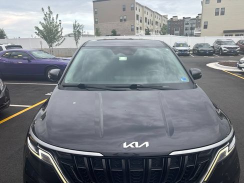 Used 2023 Kia Carnival LX FWD image 3