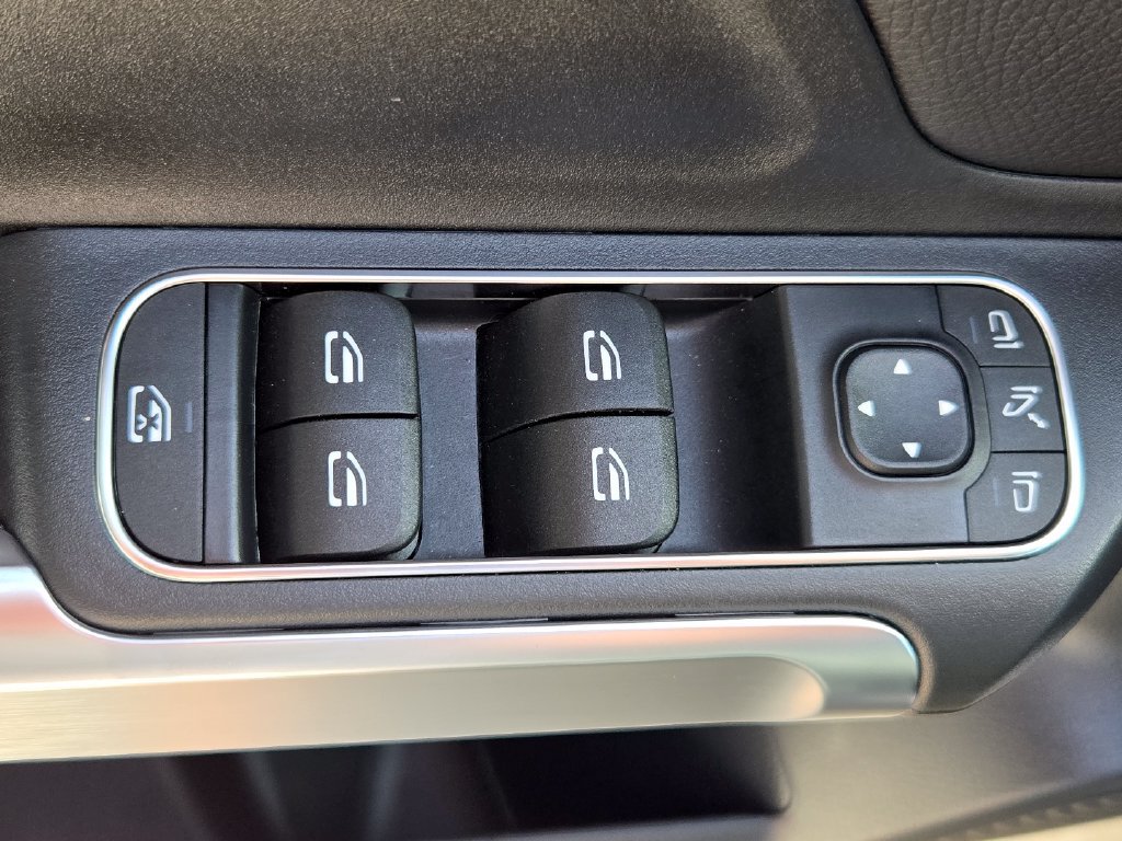 Used 2025 Mercedes-Benz GLB 250 4MATIC image 17