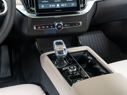 New 2026 Volvo XC90 T8 Plus w/ Protection Package Premier AWD/4WD image 20