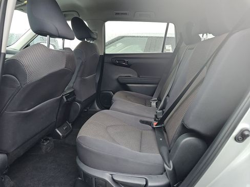 Used 2024 Toyota Highlander LE image 5