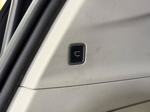 Used 2018 Chrysler Pacifica Touring-L FWD image 38