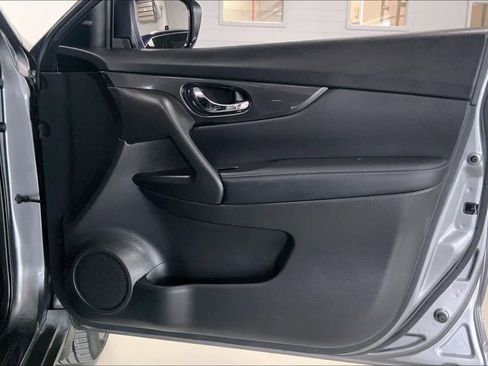 Used 2018 Nissan Rogue SV w/ Premium Package image 26