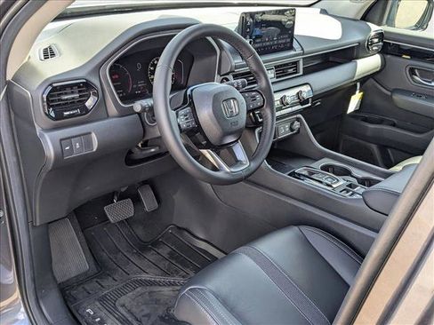 New 2025 Honda Pilot Touring image 3