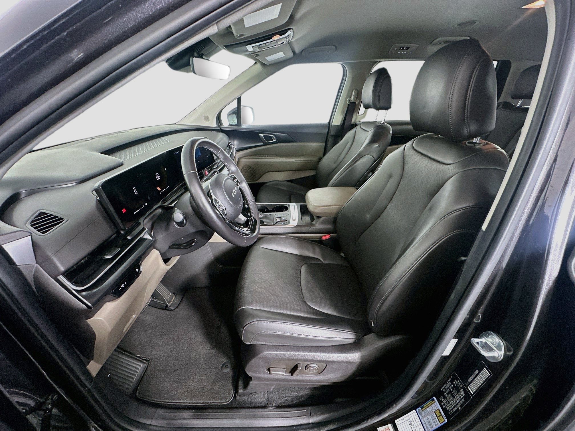 Used 2025 Kia Carnival FWD image 13