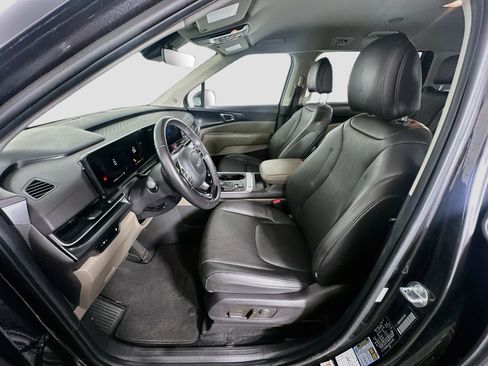 Used 2025 Kia Carnival FWD image 13