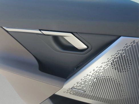 Used 2025 BMW i5 eDrive40i w/ Premium Package image 17