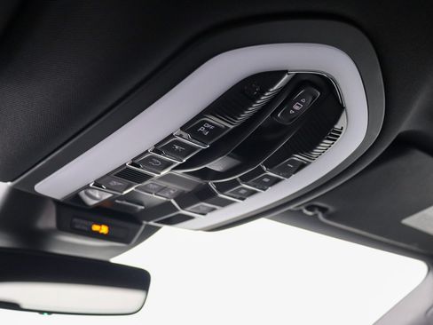 Used 2023 Porsche Macan Turbo AWD/4WD image 33