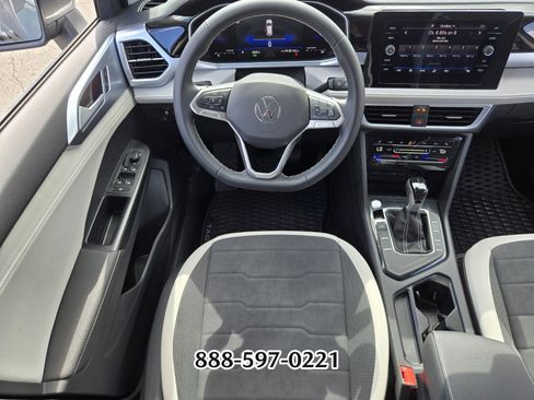 Certified 2025 Volkswagen Taos SE image 12