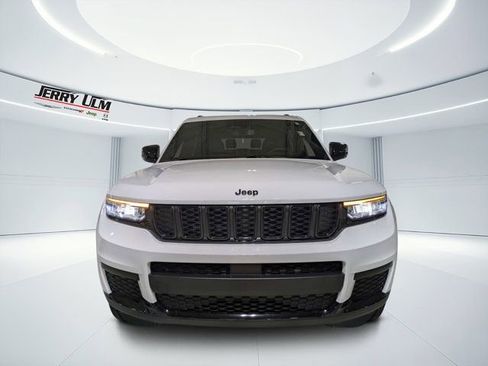 Used 2023 Jeep Grand Cherokee L Laredo RWD image 8