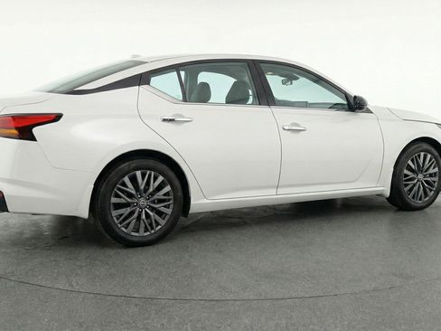 Used 2025 Nissan Altima 2.5 SV FWD image 7