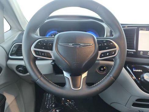 Used 2024 Chrysler Pacifica Touring-L image 13