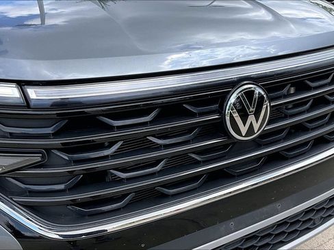 Used 2025 Volkswagen Atlas Cross Sport SE AWD/4WD image 33