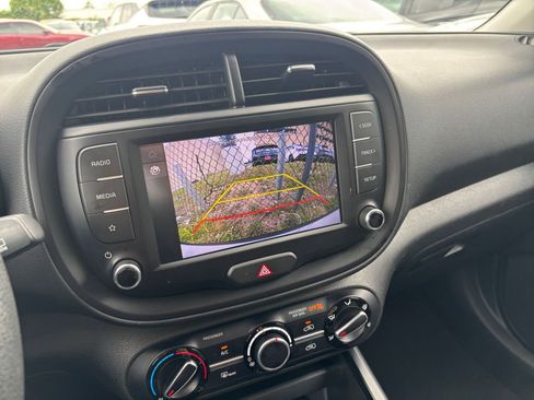 Used 2025 Kia Soul LX w/ LX Technology Package FWD image 22