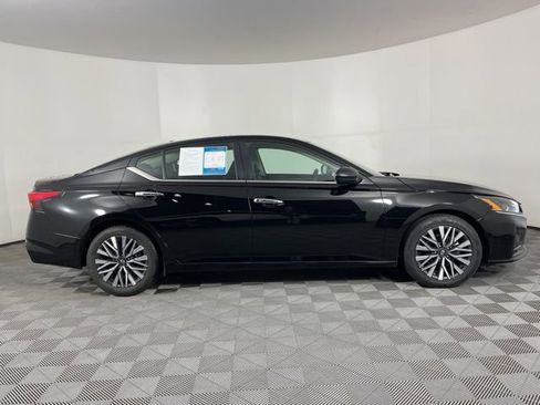 Used 2024 Nissan Altima 2.5 SV image 12