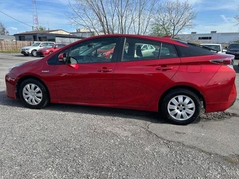 Used 2017 Toyota Prius Two w/ Prius Two Safety Plus Package FWD image 2