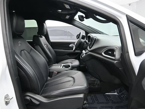 Used 2024 Chrysler Pacifica Limited FWD image 35
