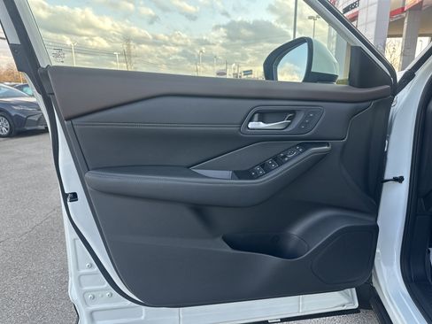 Used 2023 Nissan Rogue SL w/ SL Premium Package image 9