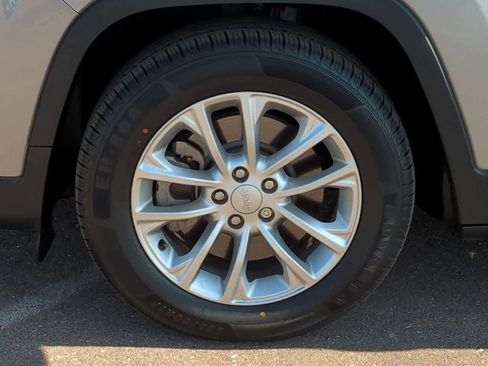 Used 2019 Jeep Cherokee Latitude w/ Popular Appearance Group image 13